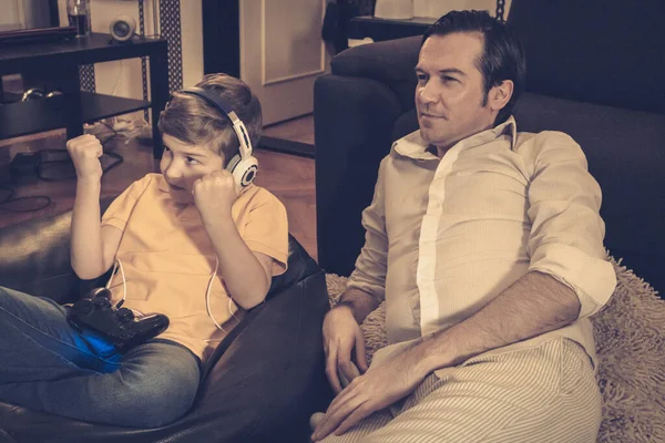 Щаслива Дитина Яка Виграє Відеоіграх Відпочиваючи Батьком Вдома — стокове фото