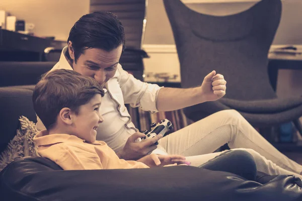 Щасливий Батько Син Розважаються Граючи Відеоігри Розмовляючи Вдома — стокове фото