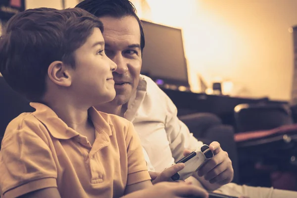 Щасливий Хлопчик Його Батько Спілкуються Під Час Гри Відеоігри Розважаються — стокове фото