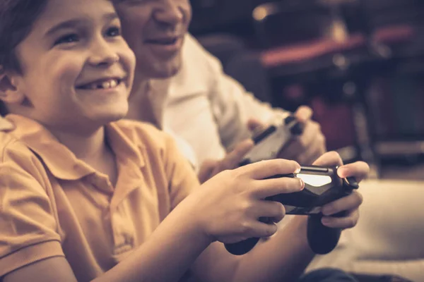 Крупним Планом Щасливий Батько Син Грають Відеоігри Розважаються Разом Вдома — стокове фото