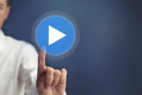 Dijital ekranda etkileşimli düğmeye basan adam. Yeni proje başlatılıyor ve dokunmatik ekranda oynat düğmesine basılıyor.