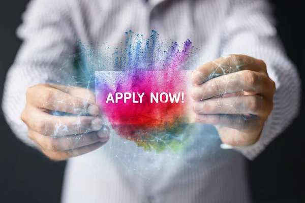 Yakından çekilen kişi kartvizitini kullansın. Çevrimiçi istihdam ve iş arama kavramı.