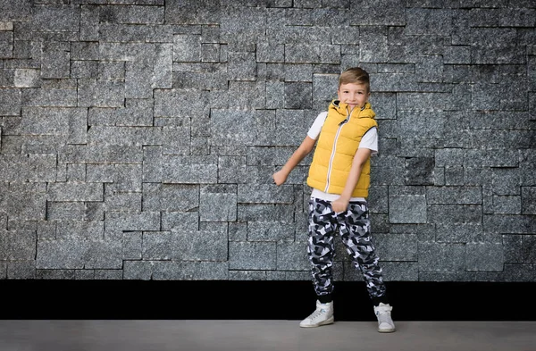 Duvarda diş ipiyle dans ederken eğlenen bir çocuğun boyu. Boşluğu kopyala. 