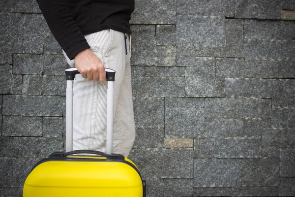 Gros Plan Homme Avec Sac Voyage Près Mur Espace Copie — Photo