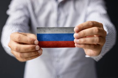 Rusya bayrağı. Rus bayrağı taşıyan adama yakın çekim.
