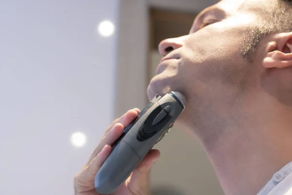 Close Man Using Electric Razor While Shaving Bathroom — Stock Photo, Image
