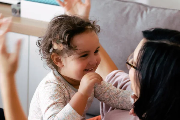 Oyuncu anne ve kız evde eğleniyorlar.. 