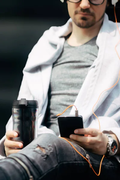 Close Homem Usando Telefone Celular Enquanto Toma Café Takeaway — Fotografia de Stock