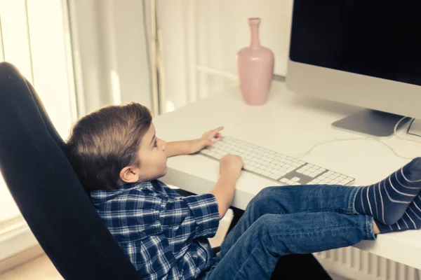 Vista Ángulo Alto Del Niño Usando Escritorio Mientras Está Sentado — Foto de Stock