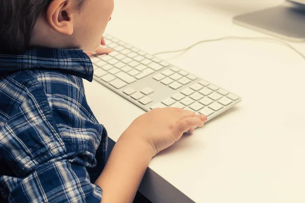 Primer Plano Del Niño Usando Ordenador — Foto de Stock