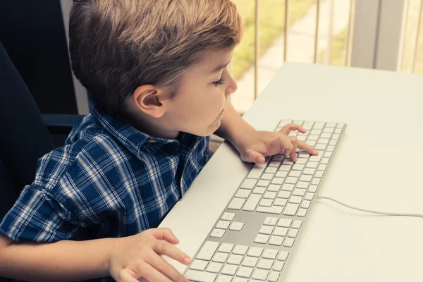 Niño Pequeño Usando Computadora Escribiendo Teclado — Foto de Stock