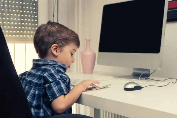 Niño Pequeño Escribiendo Teclado Mientras Usa Computadora Oficina — Foto de Stock