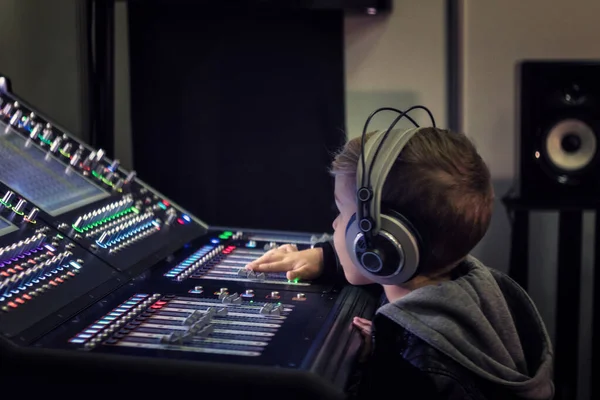 Bambino Con Cuffie Che Regolano Volume Sul Mixer Audio Studio — Foto Stock