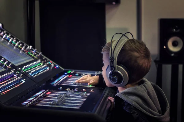 Niño Con Auriculares Ajustando Volumen Mezclador Audio Estudio Grabación — Foto de Stock