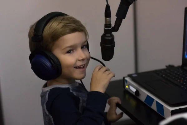 Šťastné Dítě Sluchátky Mluvit Přes Mikrofon Při Vysílání Rozhlasové Stanici — Stock fotografie