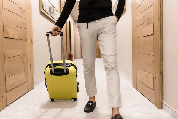 Homme Méconnaissable Avec Valise Jaune Marchant Dans Hall — Photo