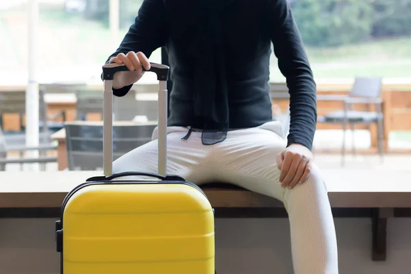 Hombre Irreconocible Con Bolsa Viaje Vestíbulo —  Fotos de Stock