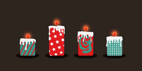 Un conjunto de velas de Navidad brillan sobre un fondo oscuro con iluminación. Rojo-blanco, velas verdes. Velas con estrellas, puntos y dibujos abstractos a mano. Ilustración vectorial — Vector de stock