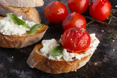 Kavrulmuş domates ve Ricotta crostini