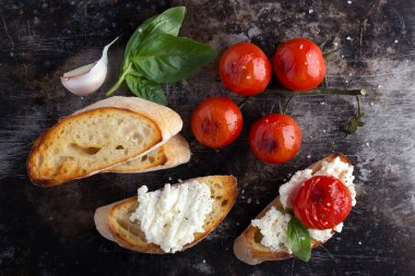 Kavrulmuş domates ve Ricotta crostini