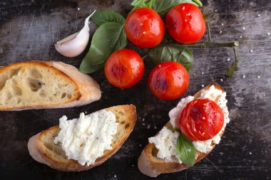 Kavrulmuş domates ve Ricotta crostini