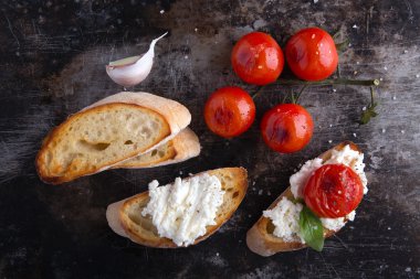 Kavrulmuş domates ve Ricotta crostini
