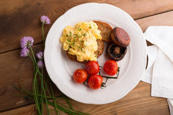烤面包、 烤的番茄和蘑菇炒鸡蛋 免版税图库照片