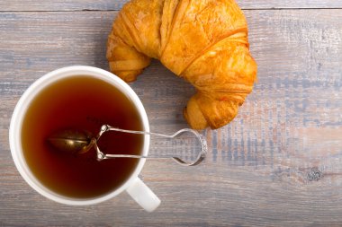 fincan çay ve kruvasan