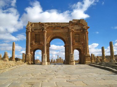 İmparator Trajan 'a adanmış Zafer Kemeri antik Roma şehri Timgad, Cezayir' in kalıntıları..