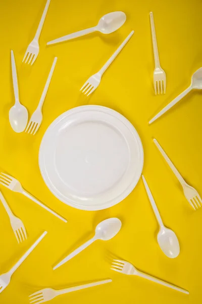 Placa Plástico Com Filé Colher Sobre Fundo Amarelo Imagem De Stock