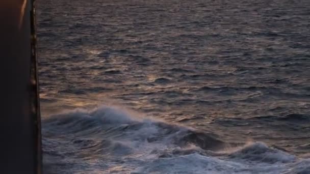 Ηλιοβασίλεμα Κοντά Στο Γιβραλτάρ Στη Μεσόγειο Θάλασσα Κύματα Μαίνονται — Αρχείο Βίντεο