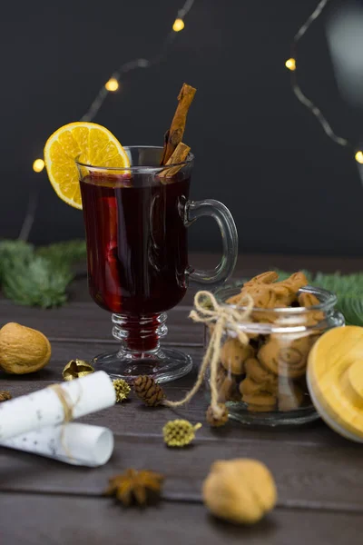 Taza Vino Caliente Con Naranja Tarro Galletas Decoración Notas Musicales —  Fotos de Stock