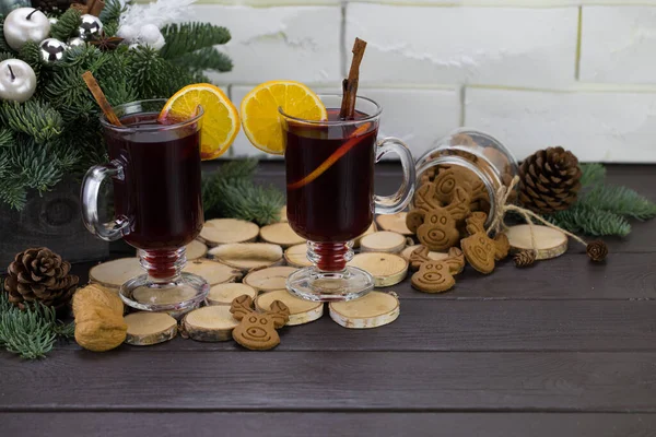 Becher Mit Warmem Wein Mit Orange Plätzchen Und Zimt Trockenfrüchten — Stockfoto