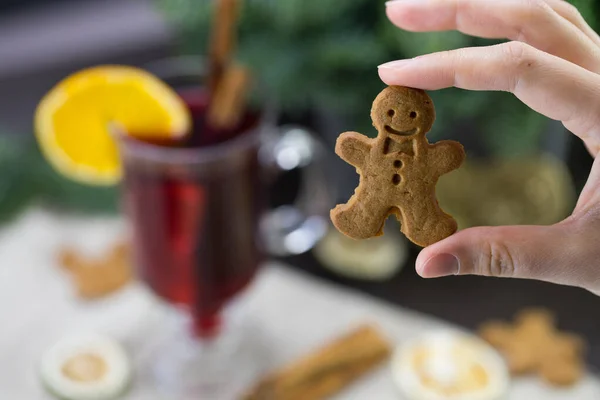 暖かいクリスマスワインのマグカップを背景にした男のクッキー — ストック写真