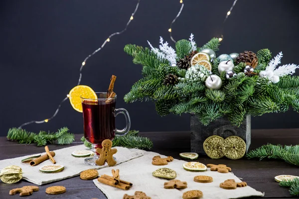 冬のおやつ オレンジの暖かいワインのマグカップ クッキー 木の茶色のテーブルの上の成分 クリスマスのための伝統的なホットドリンク 背景クリスマスの組成物で — ストック写真
