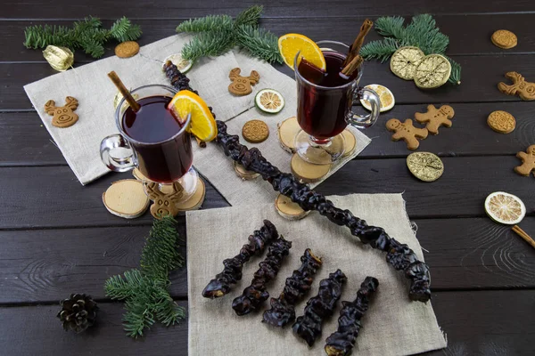 Churchela, muggar varmt vin med en apelsin, och kakor, ingredienser på ett träbrunt bord. Traditionell varm dryck till jul, med — Stockfoto