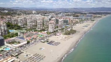 Malaga 'nın, Costa del Sol' un, 4k 'lık videonun üzerindeki hava görüntüleri. Kamera şehre yaklaşıyor..