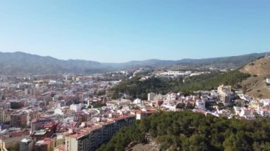 Tepeden bakıldığında, kamera hareket eder ve Malaga kıyılarını ve denizi çeker..