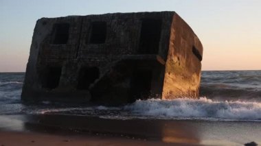 Baltık dalgası kıyıda terk edilmiş bir binaya çarpıyor.