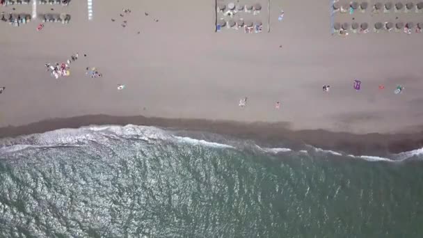 Pemandangan Dari Atas Kamera Bergerak Dan Menangkap Laut Dan Pantai — Stok Video