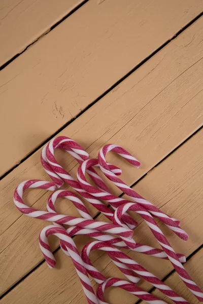 赤と白のクリスマスの杖木のテーブルの上で — ストック写真