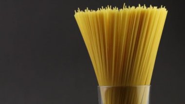 Çiğ makarna 4k siyah arka planda izole edilmiş.