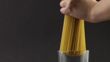 Çiğ makarna 4k siyah arka planda izole edilmiş.