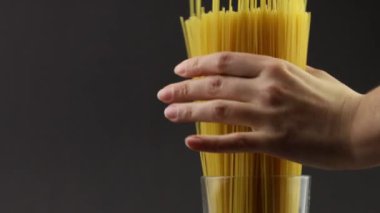 Çiğ makarna 4k siyah arka planda izole edilmiş.