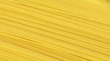 Çiğ makarna 4k siyah arka planda izole edilmiş.