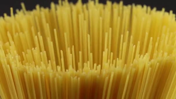 Spaghetti Pasta Cruda Isolati Fondo Nero Rotante — Video Stock
