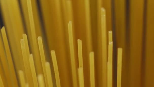 Сырая Макароны Спагетти Изолированы Черном Фоне Вращения — стоковое видео