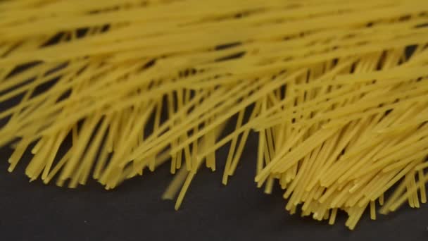 Donna Mano Mette Sul Tavolo Pasta Spaghetti Secchi Uno Sfondo — Video Stock