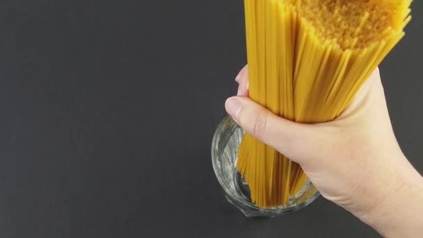 Mano Mujer Pone Sobre Mesa Los Espaguetis Secos Pasta Movimiento — Vídeo de stock