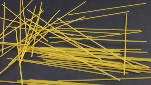 Pasta Espaguetis Secos Cámara Lenta Sobre Fondo Negro — Vídeo de stock